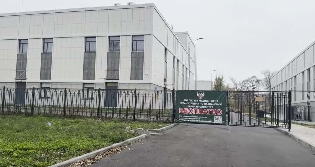 Росіяни говорять про “розвиток” медицини в окупованому Маріуполі, місцеві це спростовують