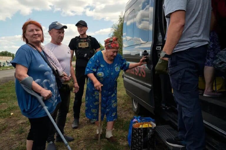 В 20 разів менше, ніж залишилось людей: влада підготувала для евакуйованих з Донеччини тільки 10 тисяч місць в інших областях