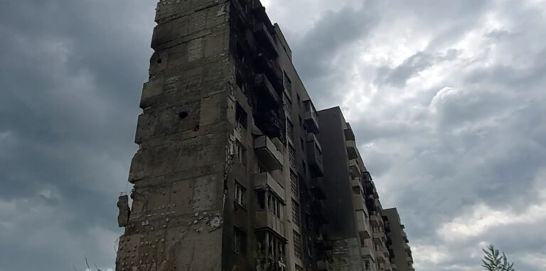 Росіяни визнають ще понад 100 квартир в окупованому Маріуполі “безхазяйними”: що буде з житлом (перелік адрес)