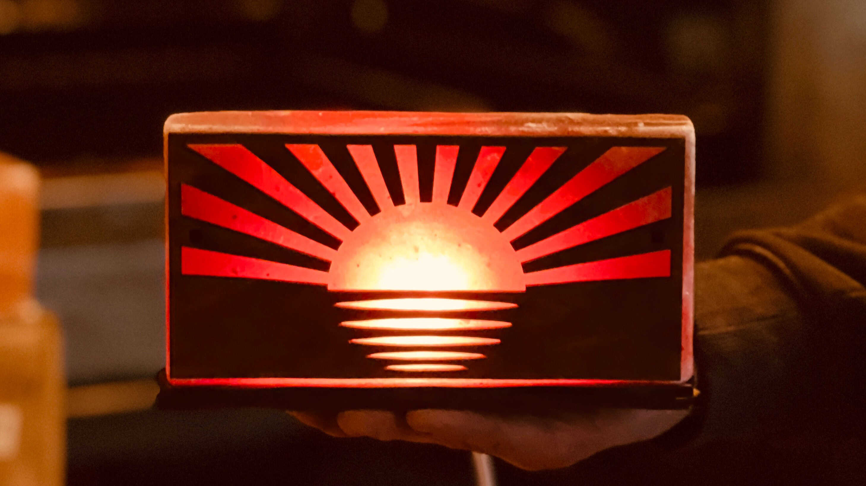 Світильник із гімалайської солі, який виготовили бахмутяни Альона й Антон Букрей. Фото надане співрозмовницею