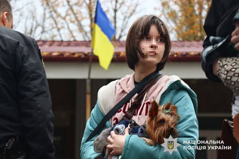 Полиция эвакуировала из Константиновки семью с 13-летней девочкой: официально всех детей из города вывезли еще в январе
