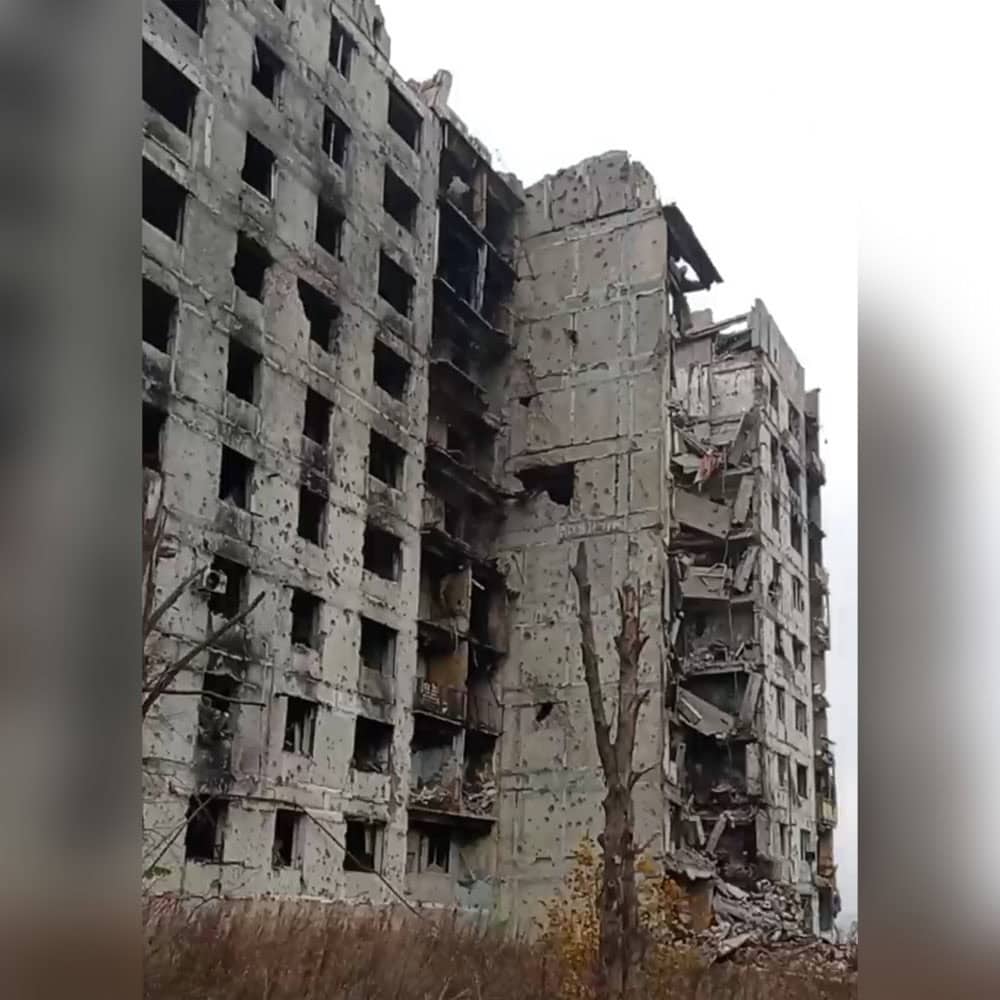 Зображення до посту: Залізничний міст, пам’ятник “афганцям” та стадіон “Авангард”: який вигляд має західний район Бахмута у листопаді 2025 року