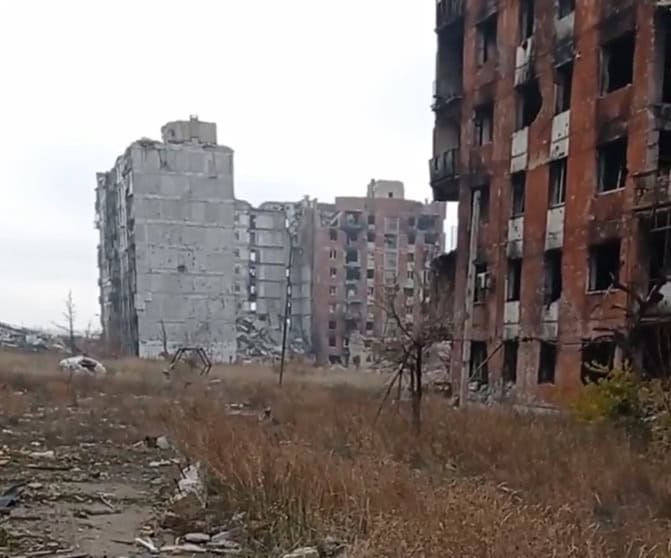 Зображення до посту: Залізничний міст, пам’ятник “афганцям” та стадіон “Авангард”: який вигляд має західний район Бахмута у листопаді 2025 року