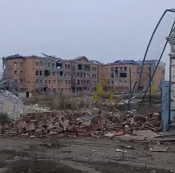 Зображення до посту: Залізничний міст, пам’ятник “афганцям” та стадіон “Авангард”: який вигляд має західний район Бахмута у листопаді 2025 року