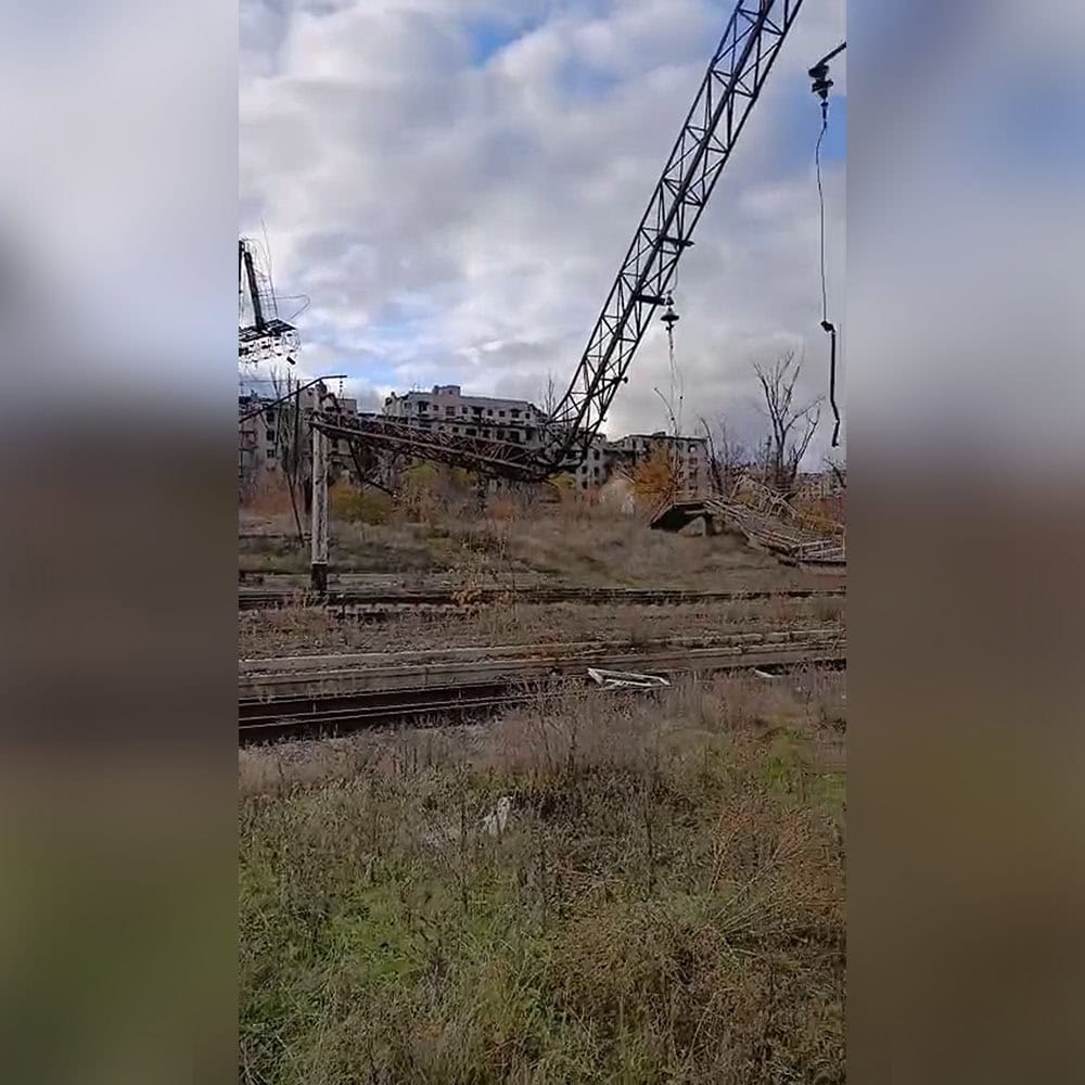 Зображення до посту: Залізничний міст, пам’ятник “афганцям” та стадіон “Авангард”: який вигляд має західний район Бахмута у листопаді 2025 року