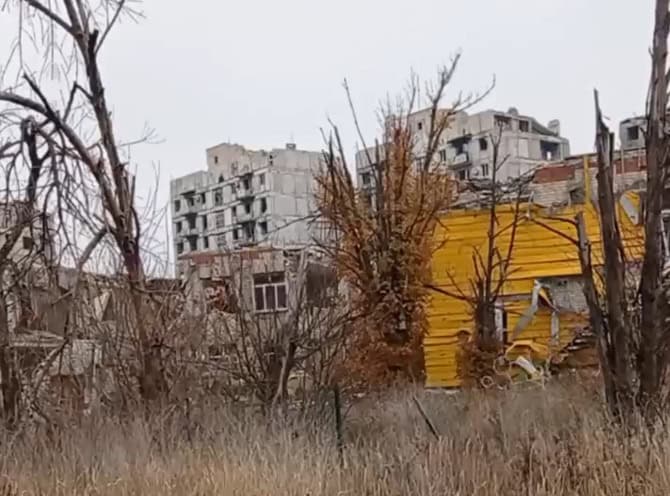 Зображення до посту: Залізничний міст, пам’ятник “афганцям” та стадіон “Авангард”: який вигляд має західний район Бахмута у листопаді 2025 року