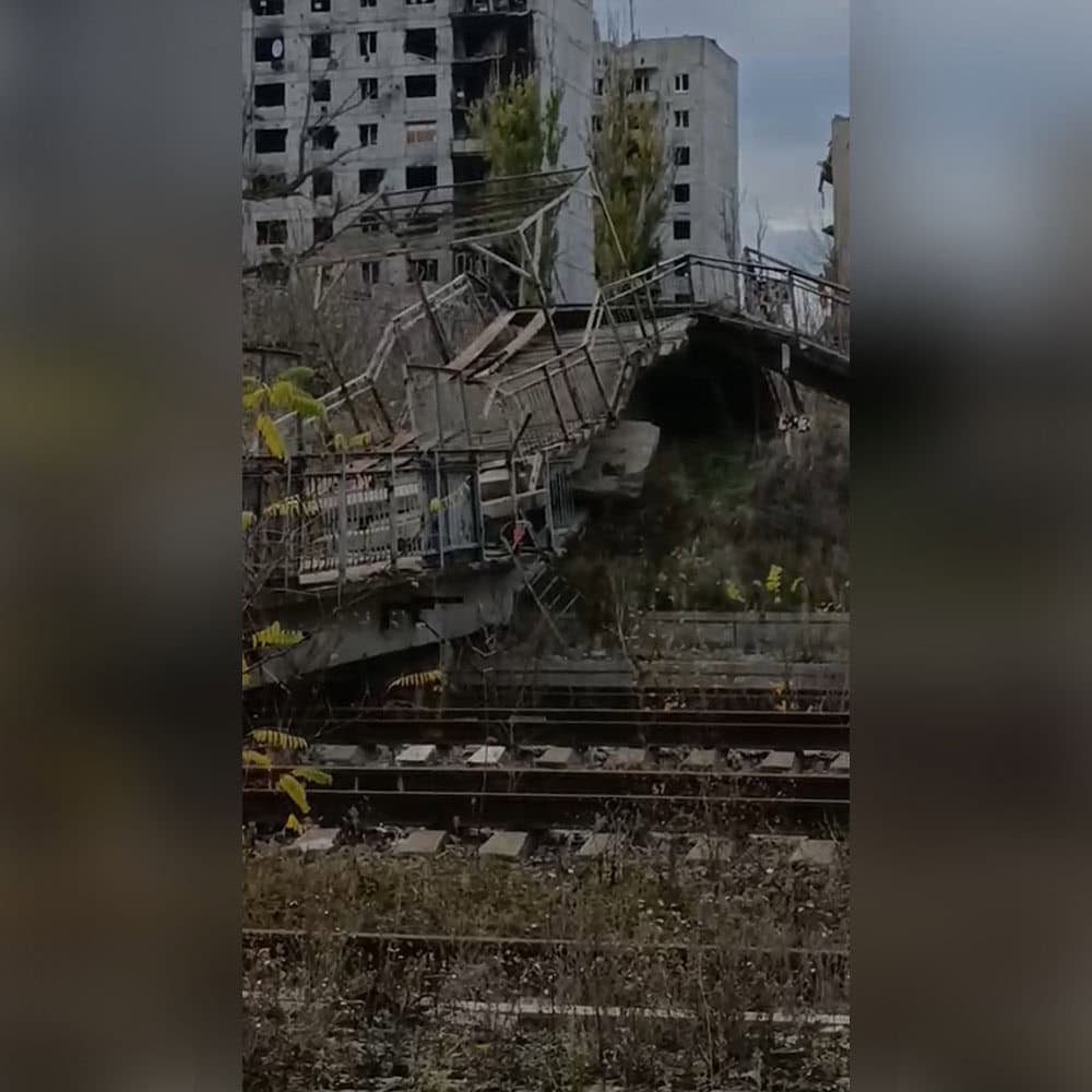 Пішохідний міст на залізничній станції “Бахмут-2” у листопаді 2025 року