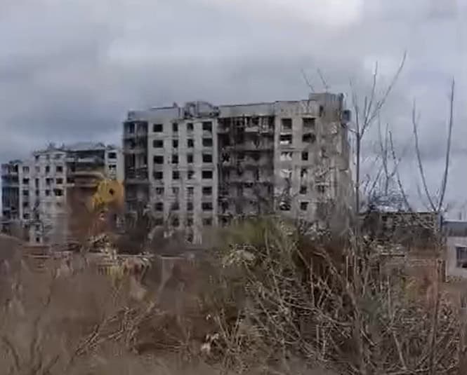 Зображення до посту: Залізничний міст, пам’ятник “афганцям” та стадіон “Авангард”: який вигляд має західний район Бахмута у листопаді 2025 року