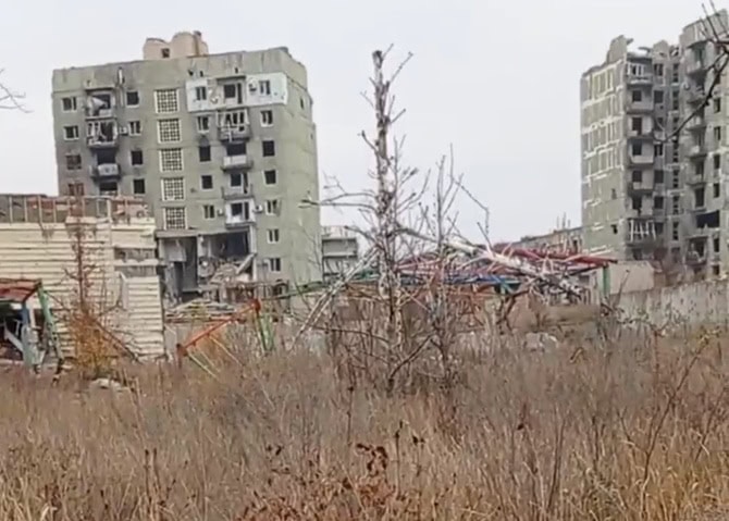 Зображення до посту: Залізничний міст, пам’ятник “афганцям” та стадіон “Авангард”: який вигляд має західний район Бахмута у листопаді 2025 року