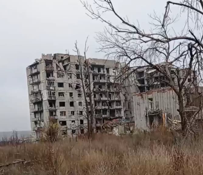 Зображення до посту: Залізничний міст, пам’ятник “афганцям” та стадіон “Авангард”: який вигляд має західний район Бахмута у листопаді 2025 року