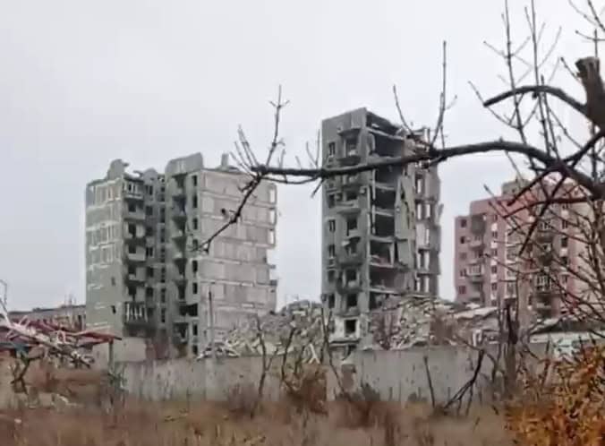 Зображення до посту: Залізничний міст, пам’ятник “афганцям” та стадіон “Авангард”: який вигляд має західний район Бахмута у листопаді 2025 року