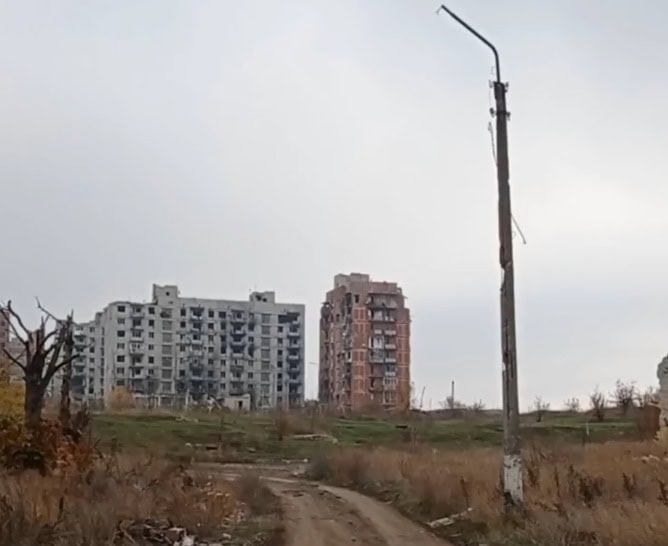 Зображення до посту: Залізничний міст, пам’ятник “афганцям” та стадіон “Авангард”: який вигляд має західний район Бахмута у листопаді 2025 року