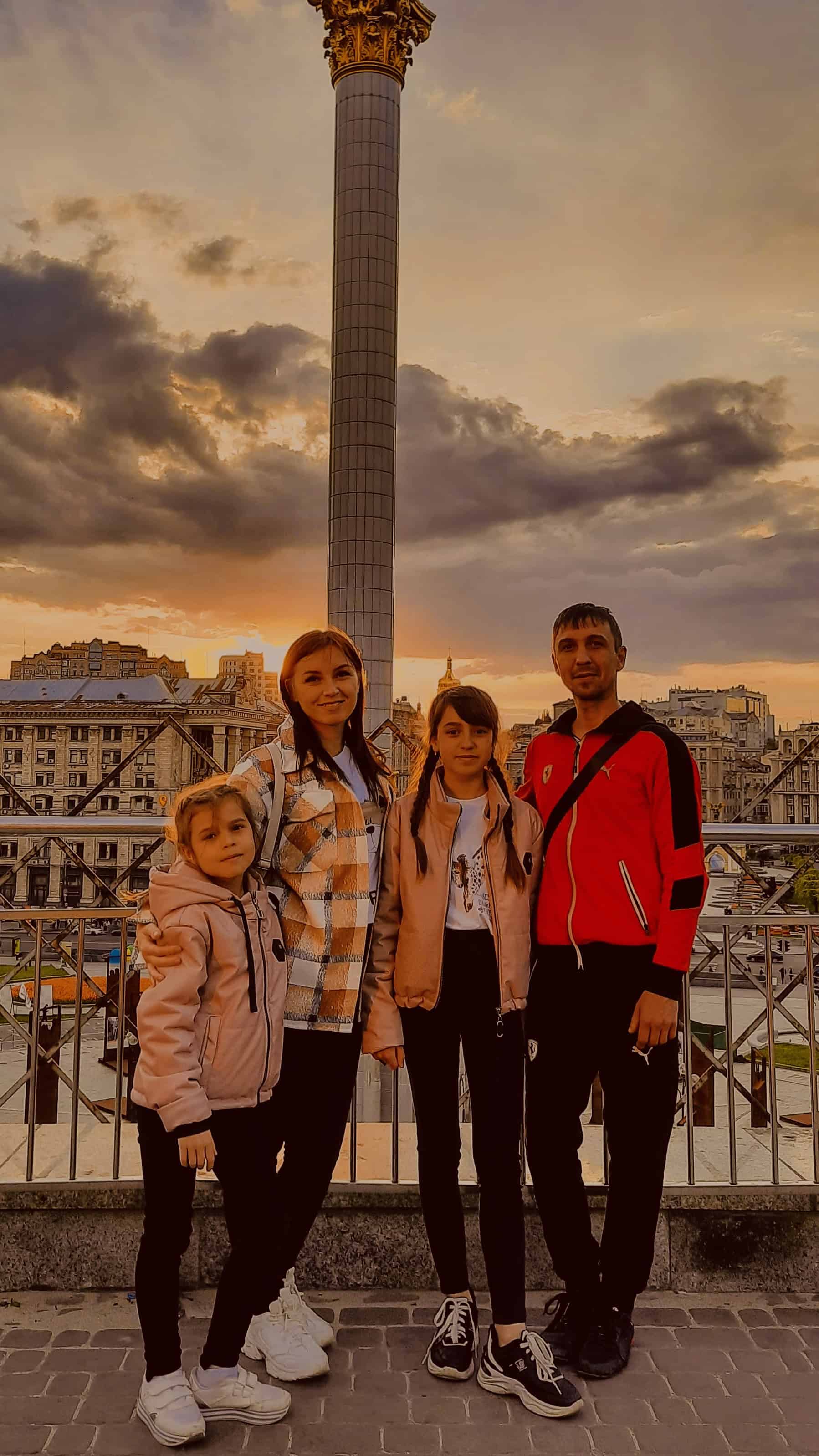 Альона й Антон Букрей разом із доньками. Фото надане співрозмовницею