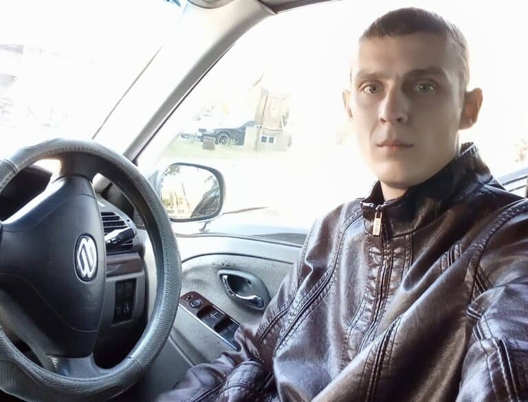 Погиб вместе с отцом на собственном дворе: вспомним мариупольца Виктора Вараву