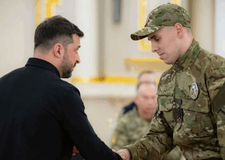 Президент наградил полицейского из Донетчины за 60 суток обороны под Торецком