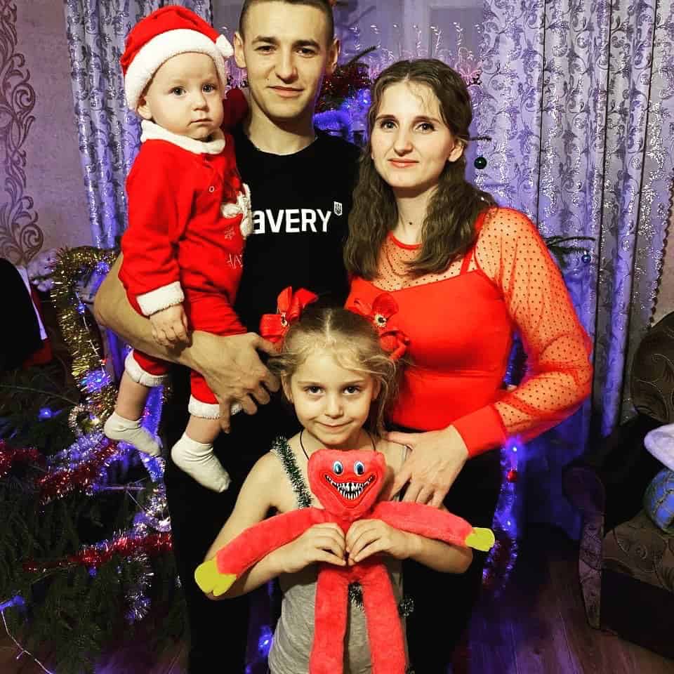 Військовий Віталій Ковальчук разом із сім’єю. Фото з архіву родини