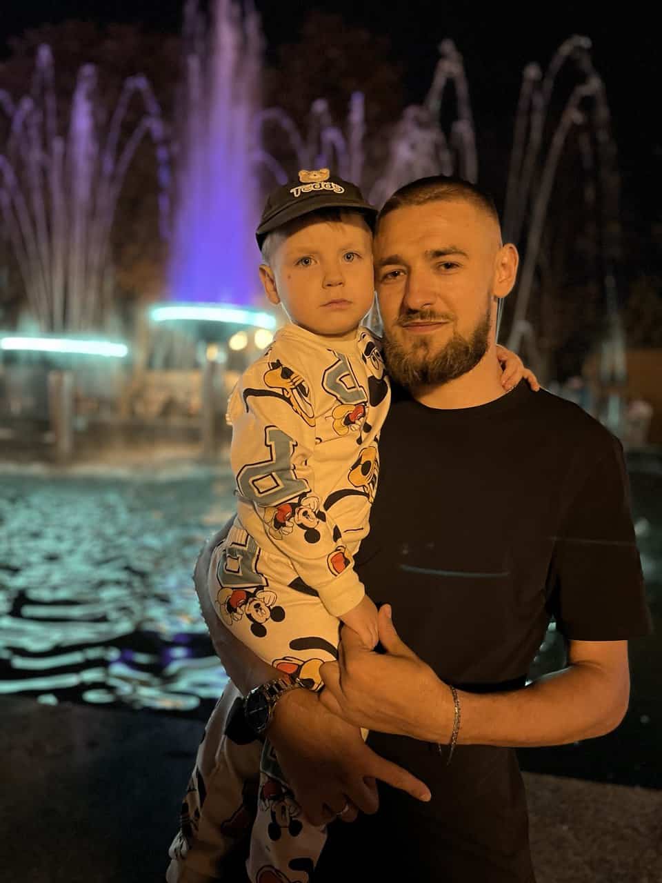 Віталій Ковальчук разом із сином Маратом. Фото з архіву родини