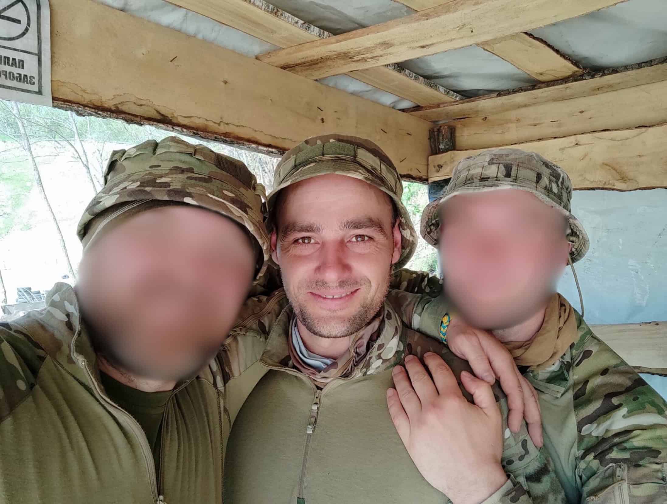 Військовий Роман Любих разом із побратимами. Фото з архіву родини