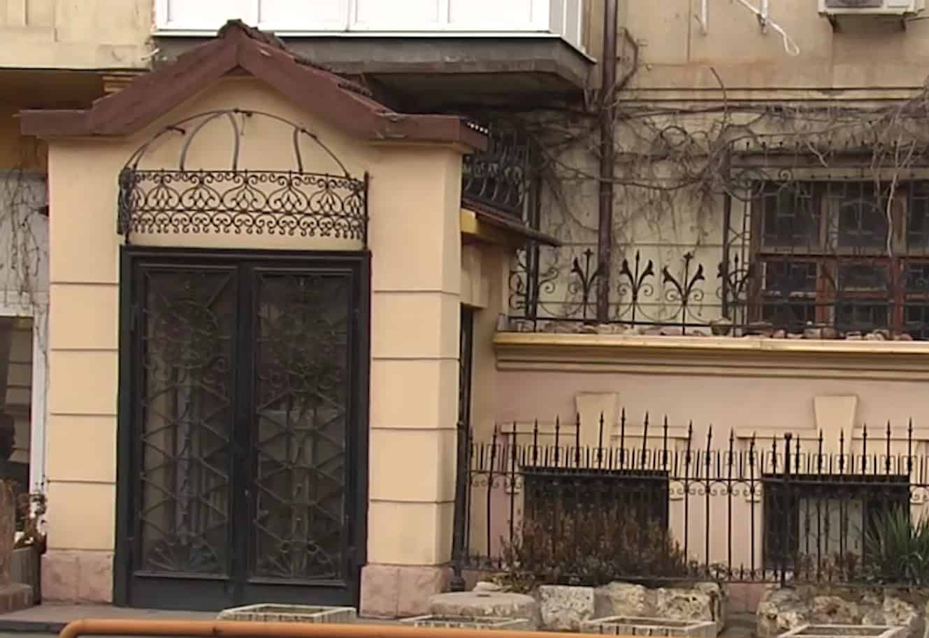 Вхід до музею В’ячеслава Долженка. Скриншот Вільного Радіо з відео ТВ-7 Маріуполь