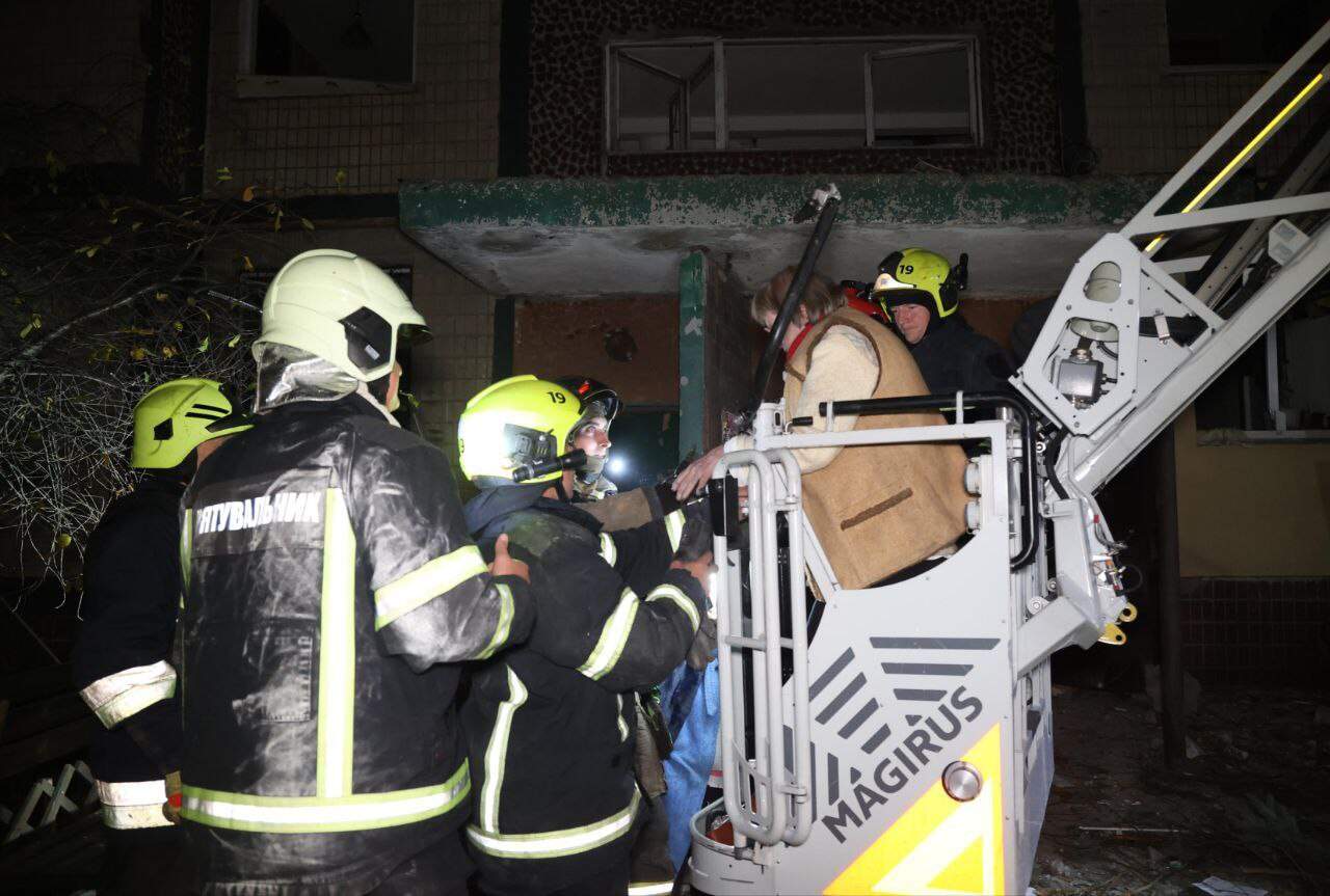 Зображення до посту: Україна пережила масовану атаку в ніч на 8 листопада: загинули щонайменше четверо людей, росіяни били по житлу та енергетиці