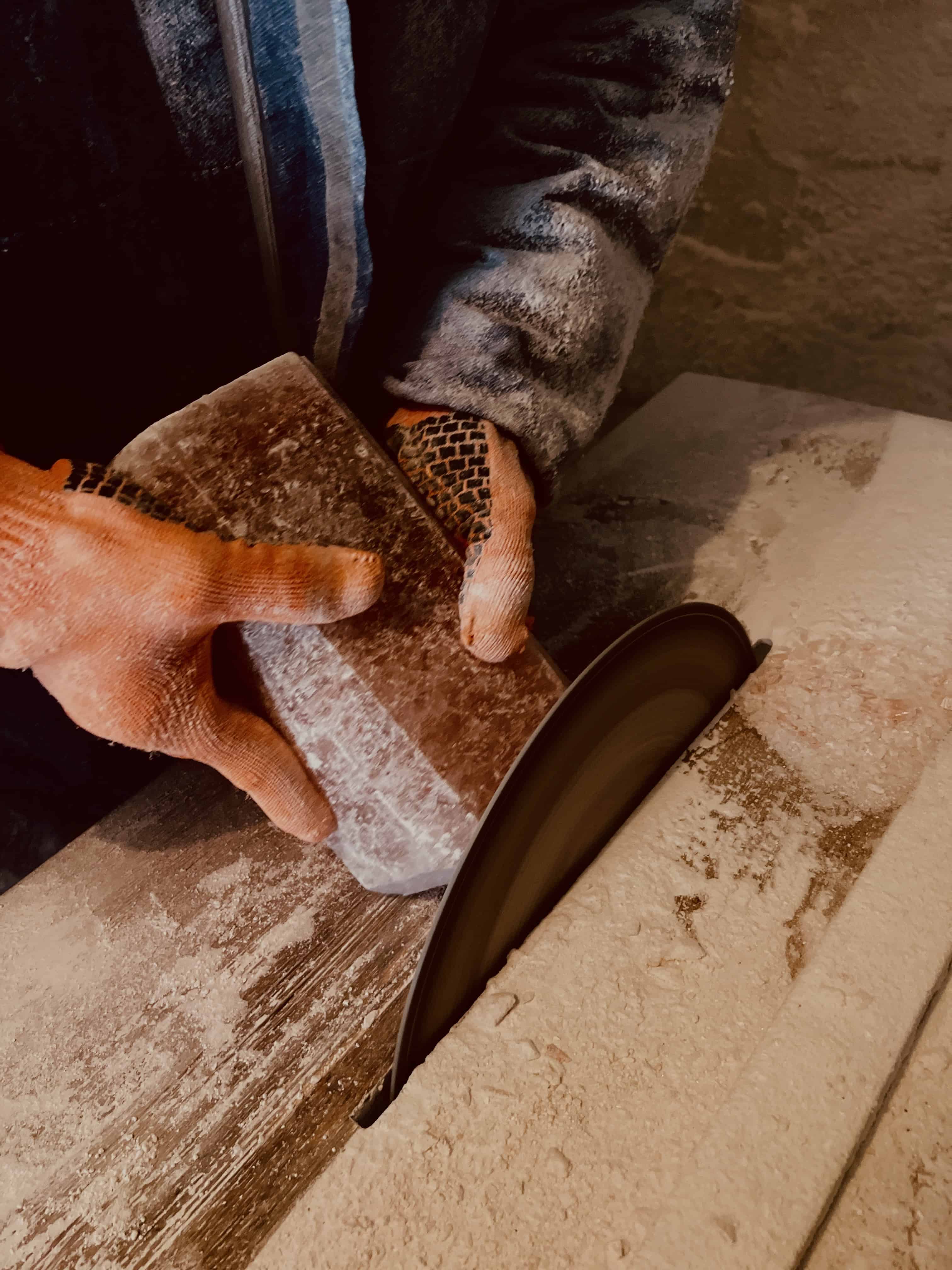 Процес виготовлення світильника з гімалайської солі. Фото надане співрозмовницею