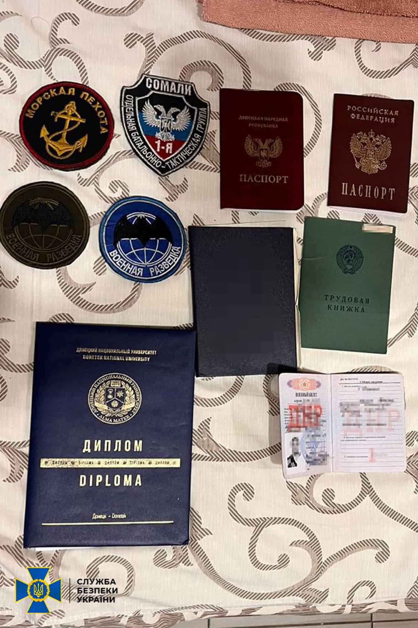 Речі, вилучені у фігуранта справи під час обшуку. Фото: Служба безпеки України