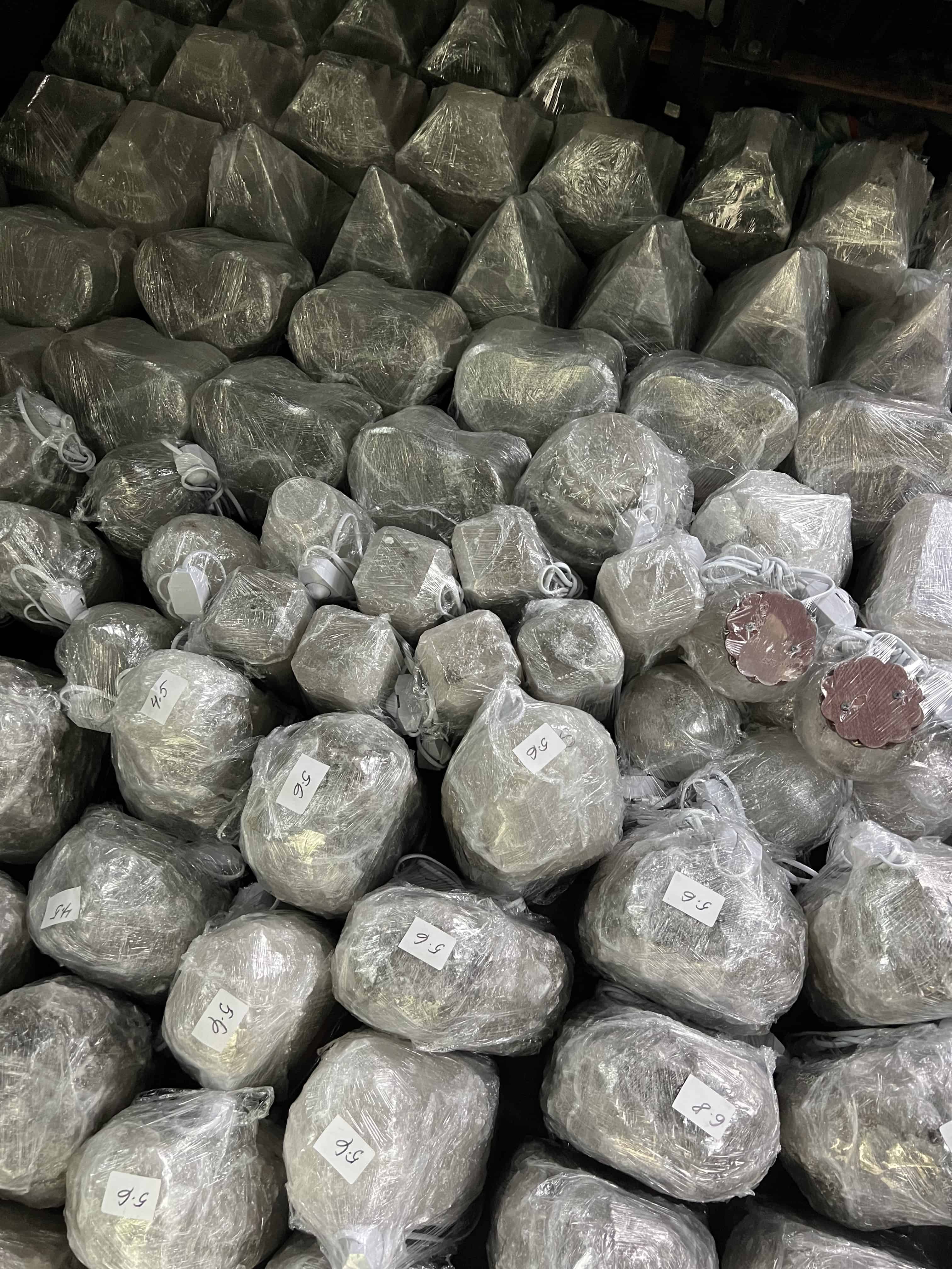 Світильники із соледарської солі, які Антон Букрей вивіз із Бахмута. Фото надане співрозмовницею