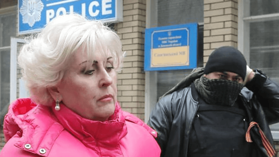 Неля Супрун (Штепа) біля Слов’янського відділу міліції. Фото: Українська правда