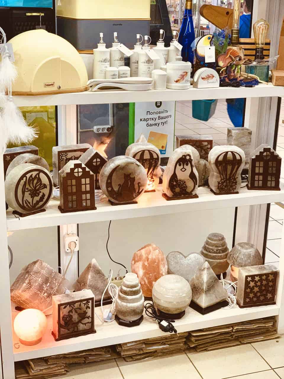 Соляні світильники Альони й Антона Букрей у магазинах клієнтів бахмутян. Фото надане співрозмовницею