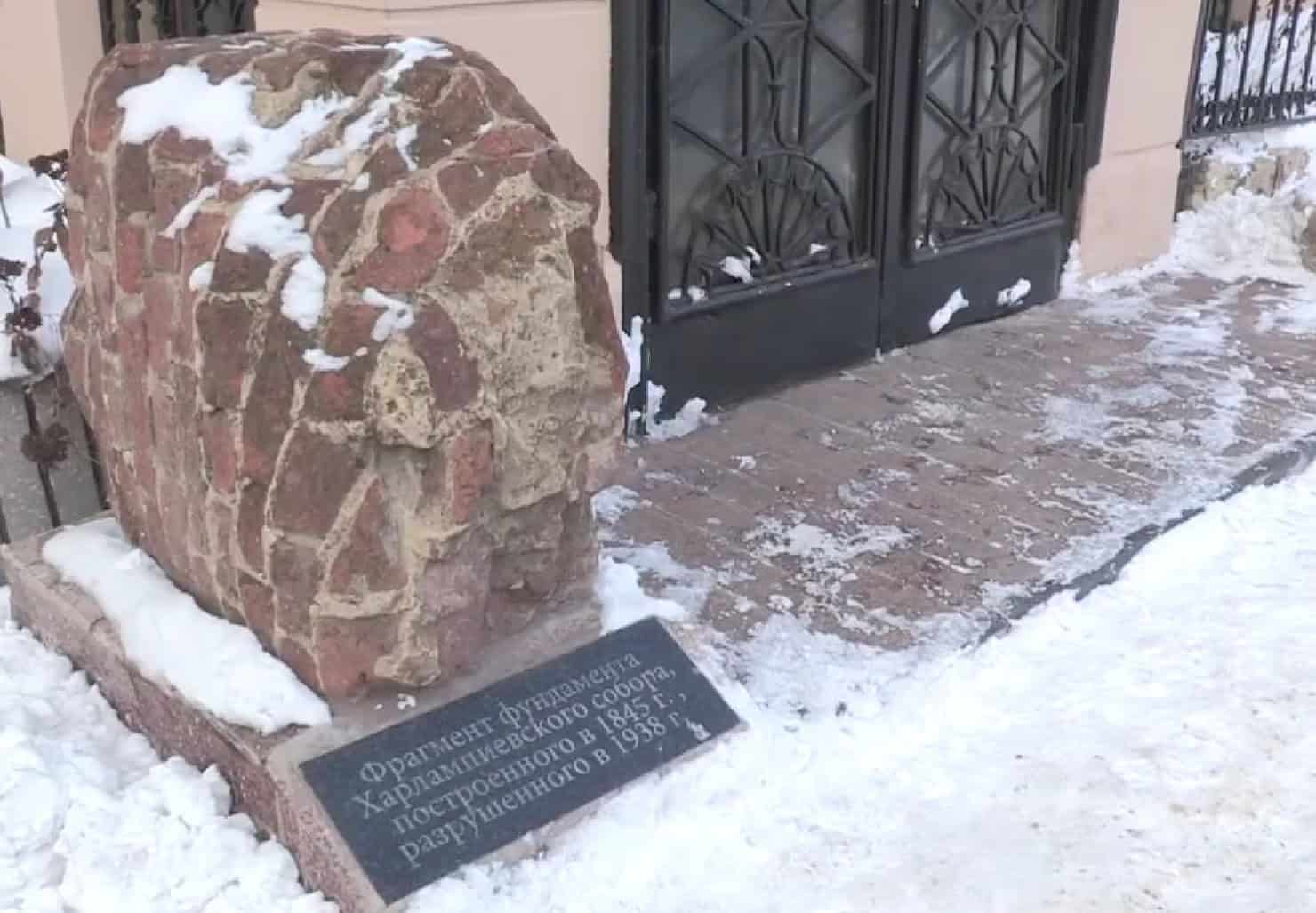 Фрагмент фундаменту Харлампіївського собору перед входом до музею В’ячеслава Долженка. Скриншот Вільного Радіо з відео Алевтини Швецової