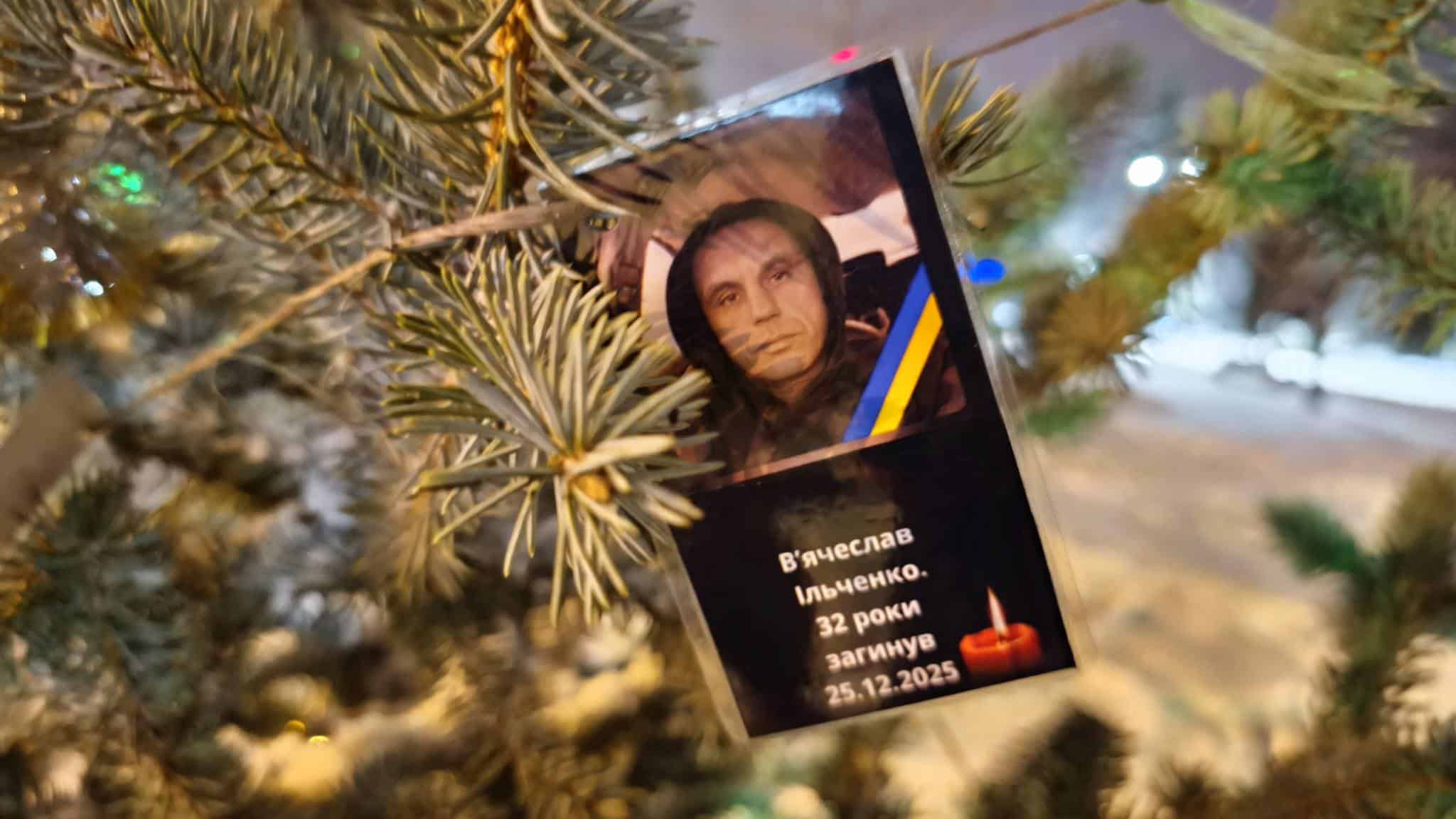 У Краматорську посадили ялинку на честь волонтерів