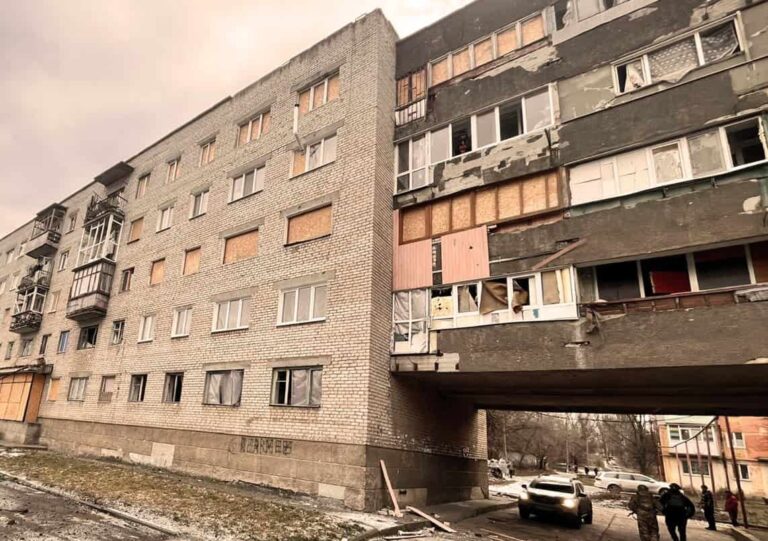 Двоє людей дістали поранень через російські удари у переддень Різдва: доба 24 грудня у Донецькій області (ЗВЕДЕННЯ)