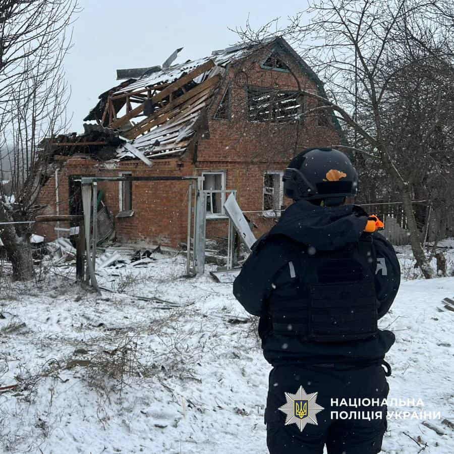 Пошкоджена житлова забудова після атаки FPV-дрона в прифронтовому Лимані на Донеччині