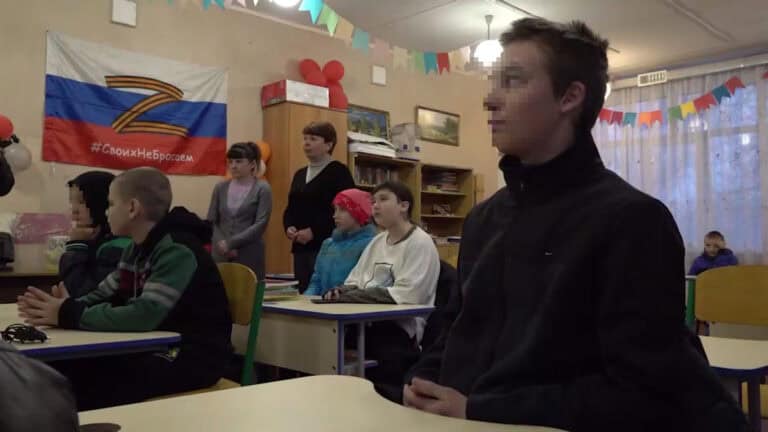 Без опалення та в куртках: окупанти відкрили опорний освітній пункт у Селидовому