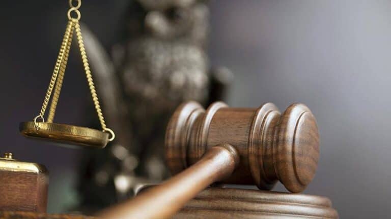 Рік умовного терміну отримала переселенка з Донецька за те, що заклала у ломбард шкільні планшети своїх дітей (деталі)