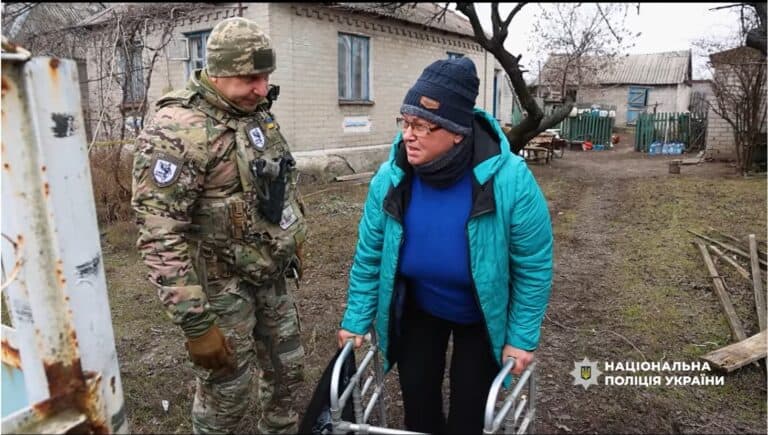 Экипаж полиции “Белый ангел” эвакуировал пятерых жителей Доброполья и Криворожья