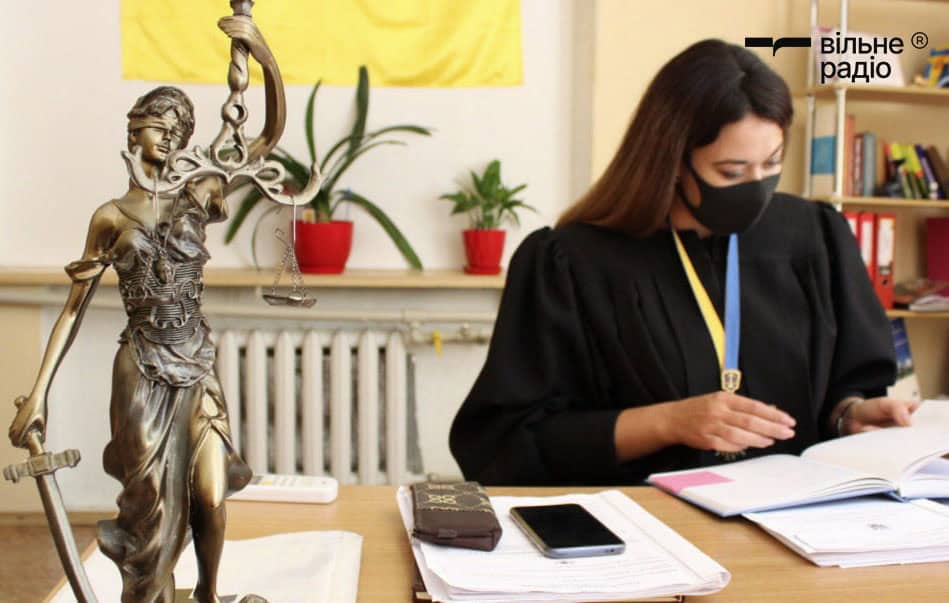 На рік умовного терміну засудили переселенку з Донецька, яка заклала у ломбард шкільні планшети своїх дітей