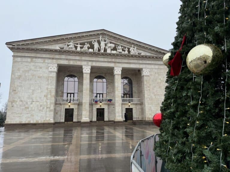 У окупованому Маріуполі відкрили “відновлений” драмтеатр, куди у 2022 році влучила авіабомба