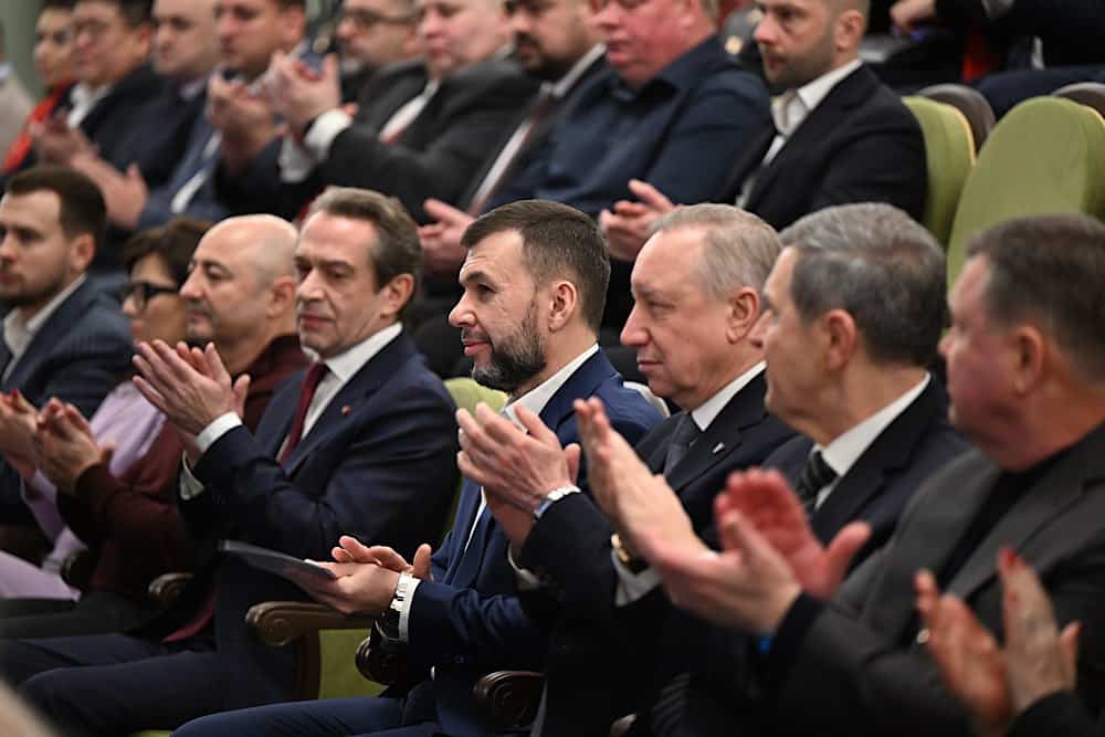 Будівля драмтеатру в Маріуполі, знищена авіабомбою у березні 2022 року та відновлена окупантами