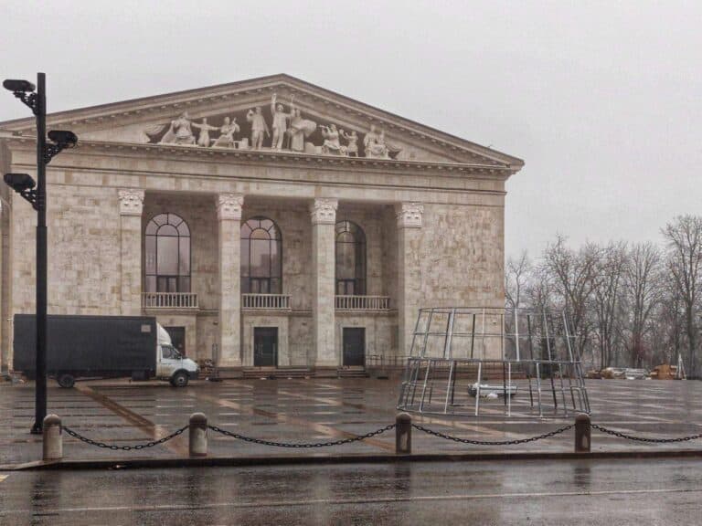 Новогодняя елка в оккупированном Мариуполе будет стоять возле «восстановленного» драмтеатра: в 2022 году там была надпись «ДЕТИ»