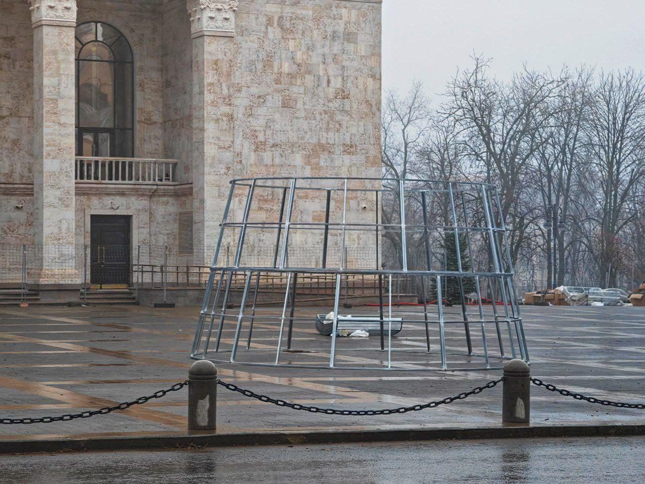 Новорічна ялинка в окупованому Маріуполі стоятиме біля “відновленого” драмтеатру — там був надпис "ДЕТИ" у 2022 році