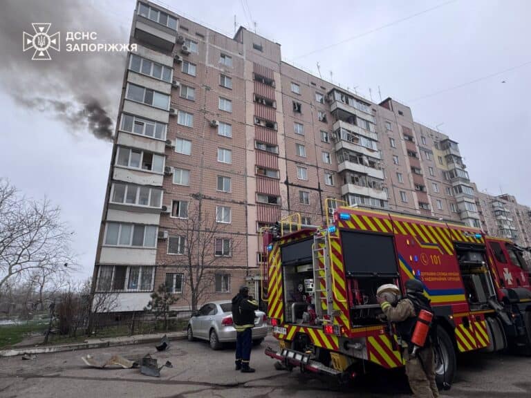 Россияне массированно атаковали Запорожье и его район: есть раненые, среди них — ребенок