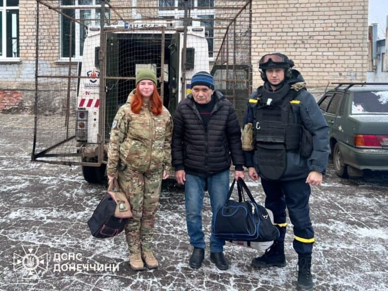 У Святогірську рятувальники евакуювали чоловіка з прифронтового міста