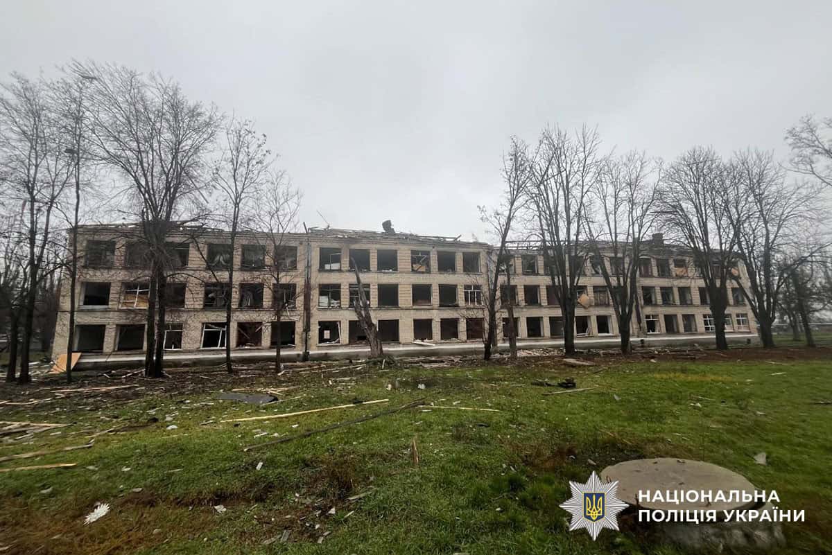 руйнування після російського обстрілу в костянтинівці 2 грудня, постраждалі будинки та пошкоджене авто