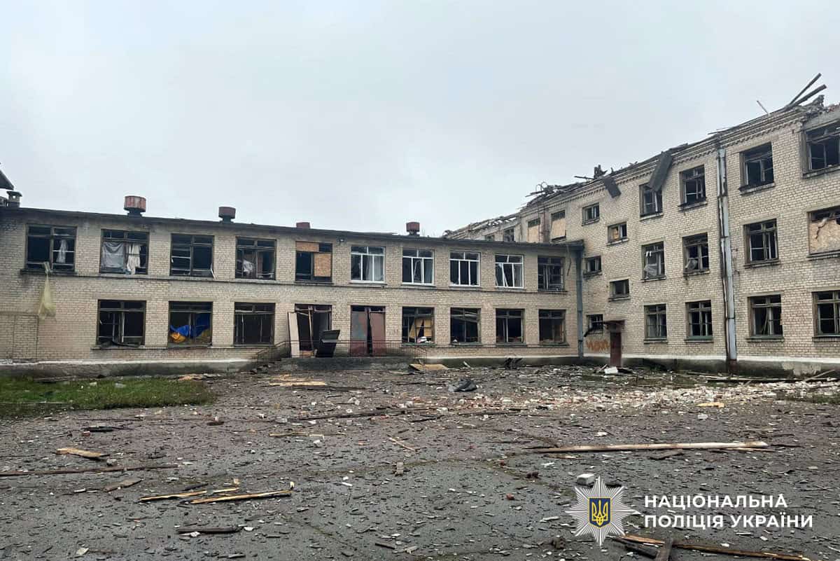 наслідки удару fpv-дрона по слов’янську, зруйновані торгові ряди та цивільне авто