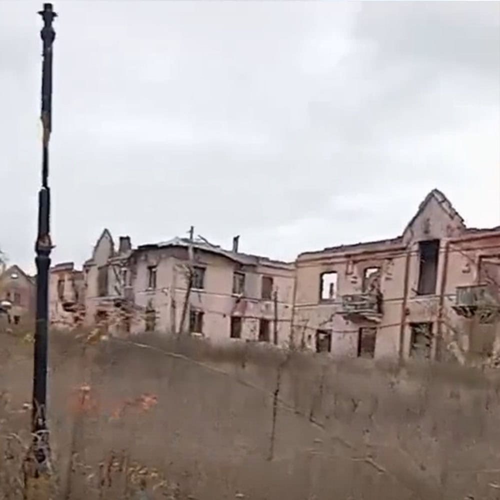 Житлові будинки №3 та №5 по бульвару Металургів у Бахмуті в листопаді 2025 року