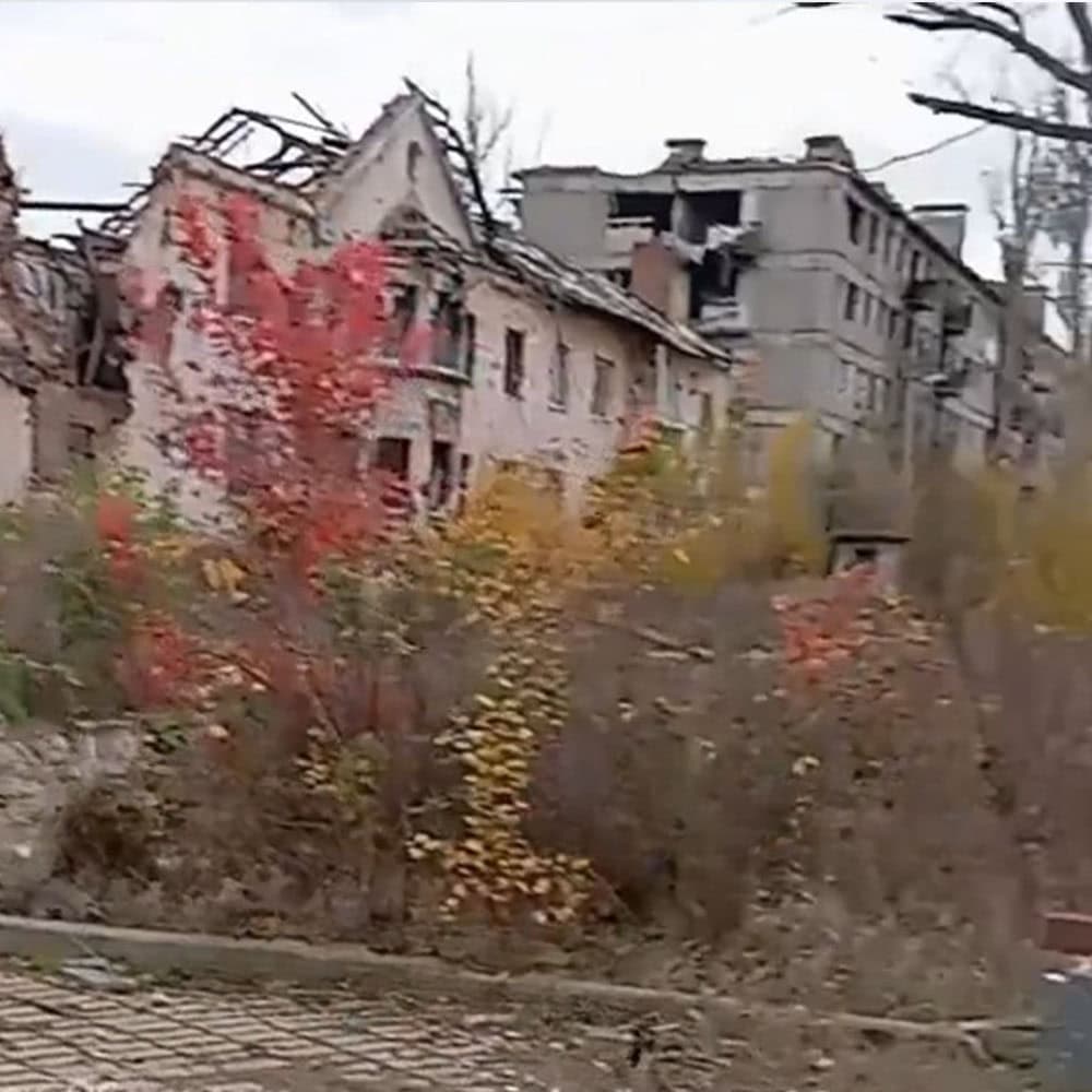 Житлові будинки №29 та №31 по вулиці Зелена у Бахмуті в листопаді 2025 року