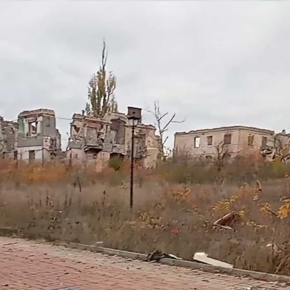 Житлові будинки №27 по вулиці Зелена та №8 по бульвару Металургів у Бахмуті в листопаді 2025 року