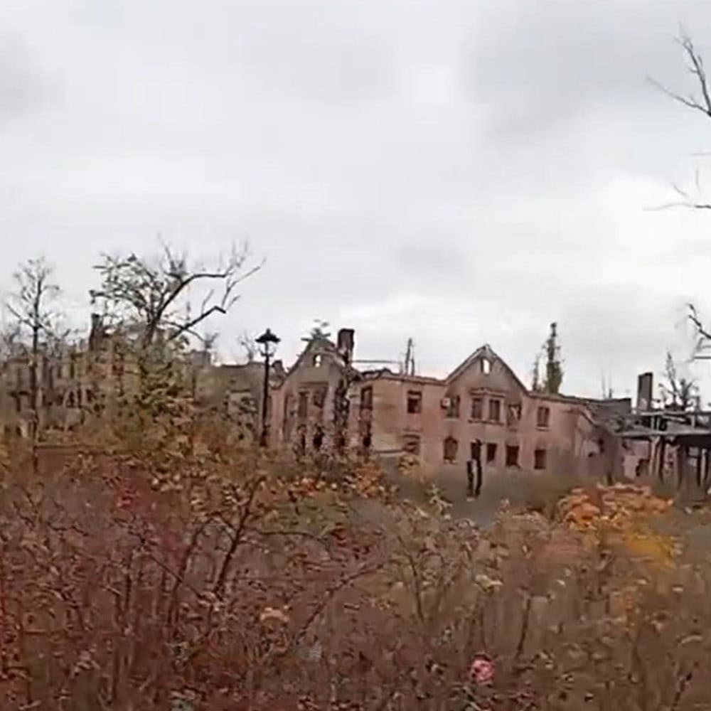 Житлові будинки №25 по вулиці Дніпровська (колишня Перемоги) та №1 по бульвару Металургів у Бахмуті в листопаді 2025 року