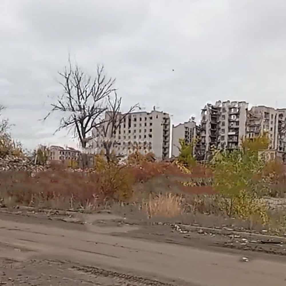 Те, що залишилось від будинків на вулиці Оборонців 22, 24, 26, 28 і по вулиці Дніпровська (колишня Перемоги) 23 та бульвару Металургів 4 у Бахмуті в листопаді 2025 року